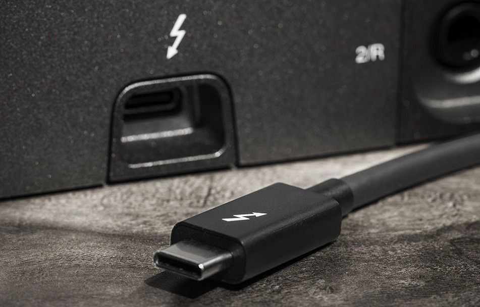 Разъем и кабель USB4