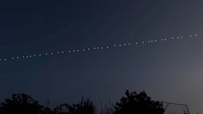 Первая массовая волна спутников Starlink сгорает при выводе с орбиты, заканчивая срок эксплуатации