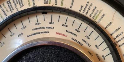 Значение передач из Дройтвича на длинных волнах было настолько велико, что на радиоприемниках, изготовленных в Великобритании в 1930-х годах, на шкале длинных волн четко указывалось «Дройтвич» на длине волны 1500 м. Здесь мы видим также обозначения передатчиков финской YLE из Лахти, Radio Paris, Москвы и др.